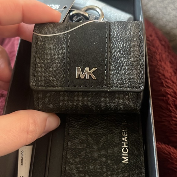 Michael Kors AirPod pro case and Apple air tag case - Picture 2 of 5